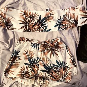 Top and bottom leaf matching outfit!